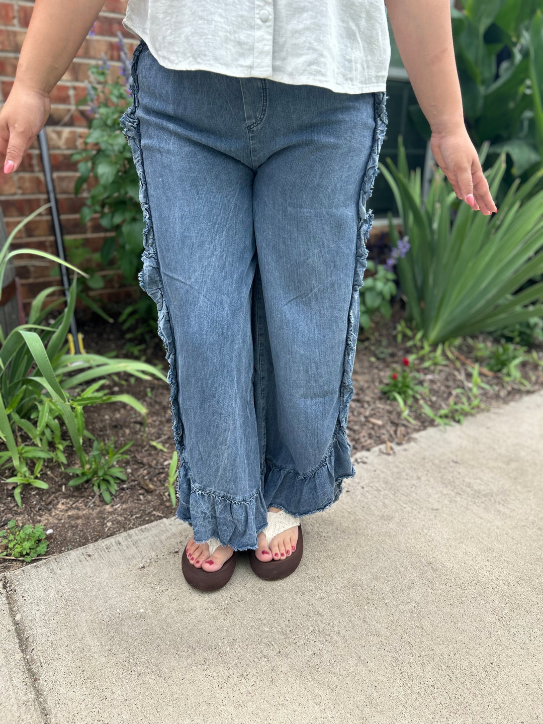 EASEL WASHED RUFFLE CHAMBRAY LOOSE FIT PANTS